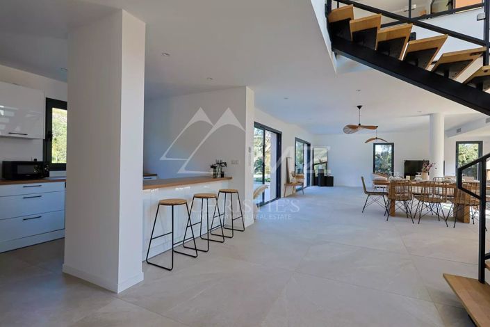 Image No.8-5 Bed House for sale