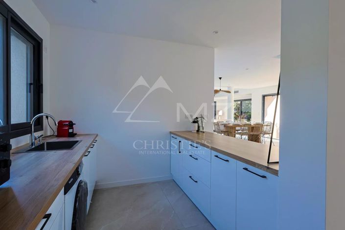 Image No.9-5 Bed House for sale