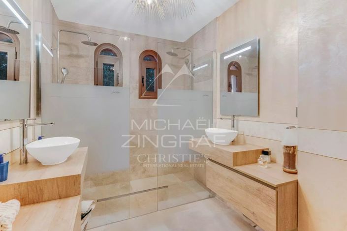 Image No.8-6 Bed House for sale