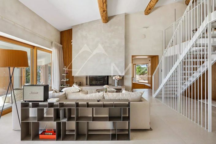 Image No.8-6 Bed House for sale