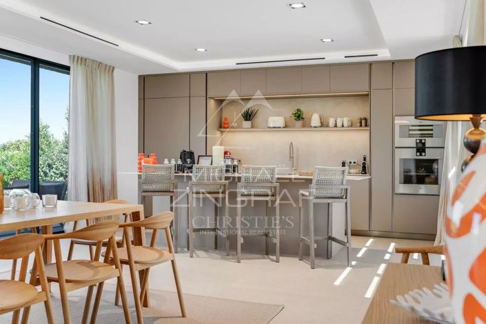 Image No.6-6 Bed House for sale