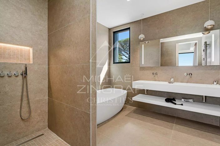 Image No.8-6 Bed House for sale