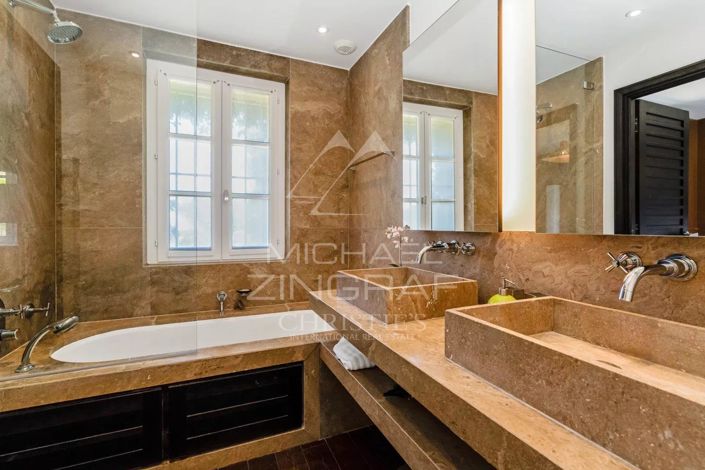 Image No.7-8 Bed House for sale