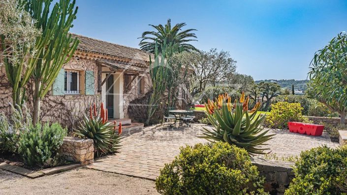 Image No.6-8 Bed House for sale