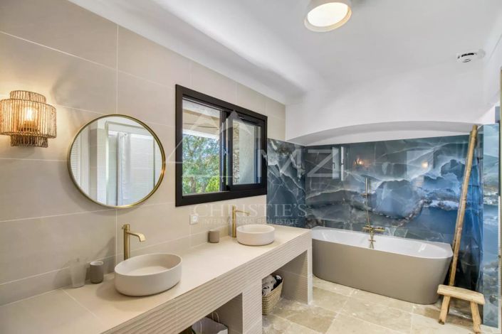 Image No.8-6 Bed House for sale