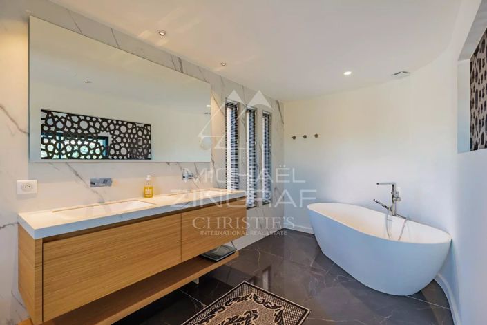 Image No.12-5 Bed House for sale