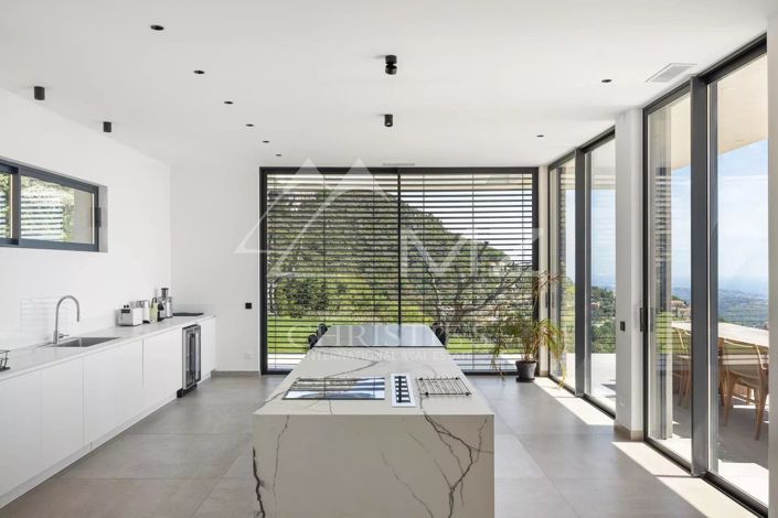 Image No.8-5 Bed House for sale