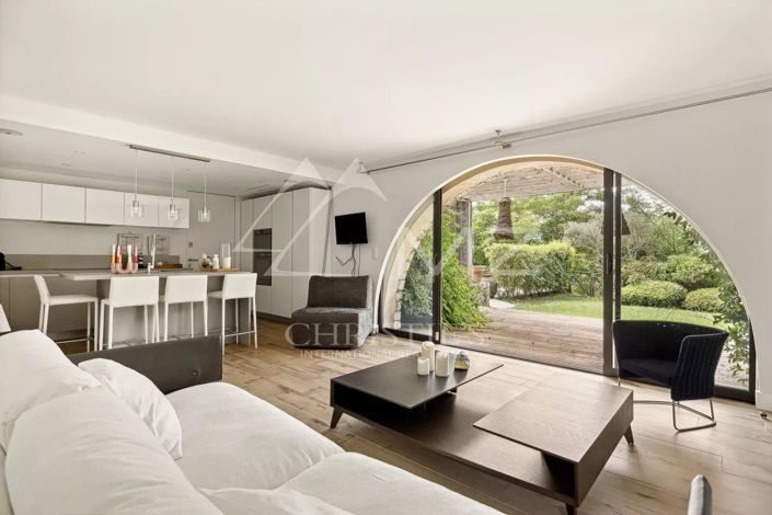 Image No.6-5 Bed House for sale