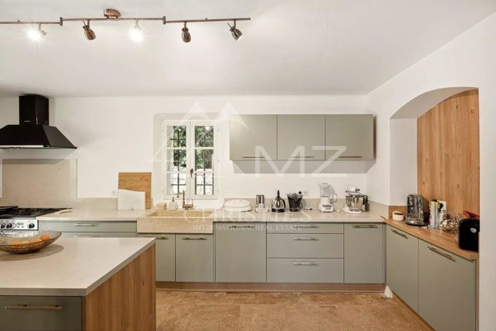 Image No.8-5 Bed House for sale