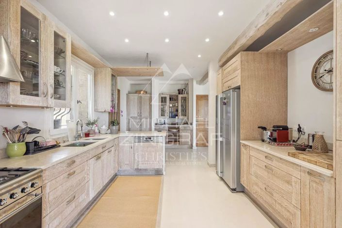 Image No.8-7 Bed House for sale