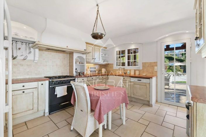 Image No.9-5 Bed House for sale