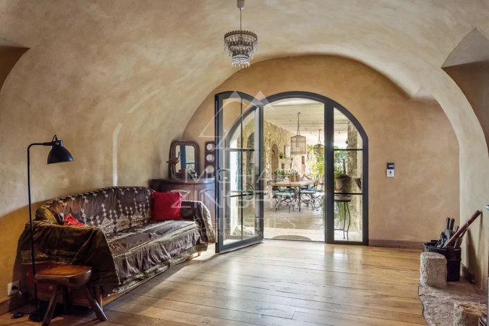 Image No.7-6 Bed House for sale