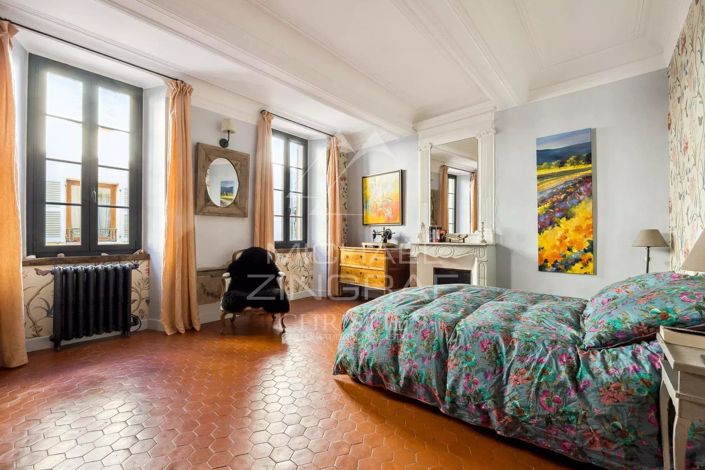 Image No.8-6 Bed House for sale