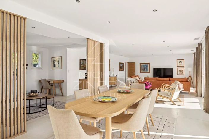 Image No.8-6 Bed House for sale