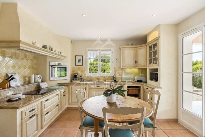 Image No.10-4 Bed House for sale