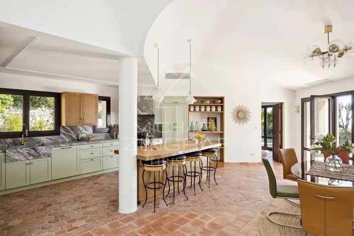 Image No.6-5 Bed House for sale
