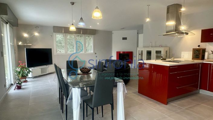 Image No.6-5 Bed House for sale