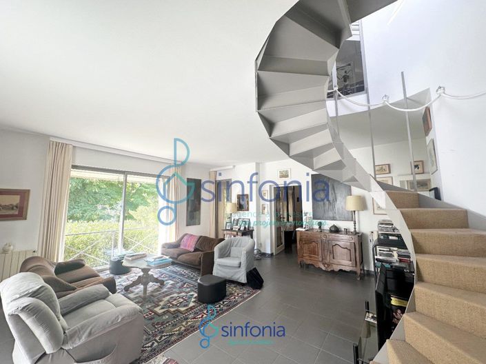 Image No.8-6 Bed House for sale