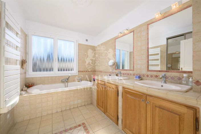 Image No.14-3 Bed House for sale