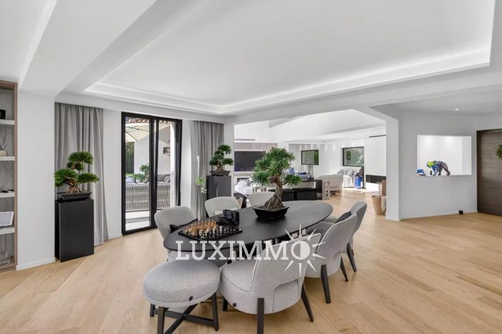 Image No.6-5 Bed House for sale