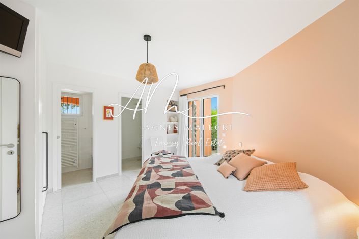 Image No.26-6 Bed House for sale