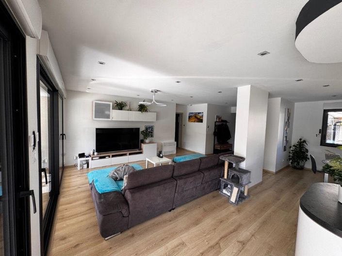 Image No.3-3 Bed House for sale