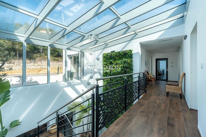 Image No.12-6 Bed Property for sale