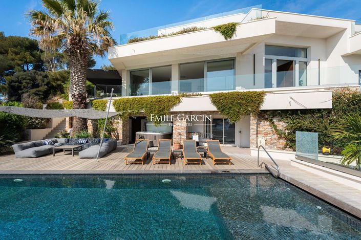 Image No.18-6 Bed Property for sale