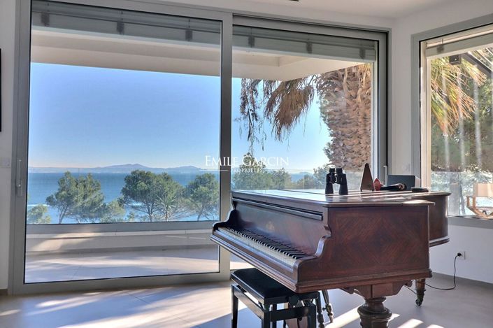 Image No.6-6 Bed Property for sale