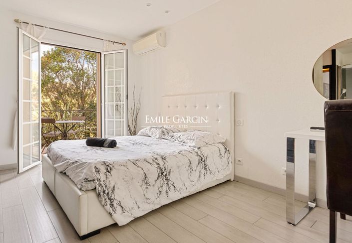 Image No.8-5 Bed House for sale