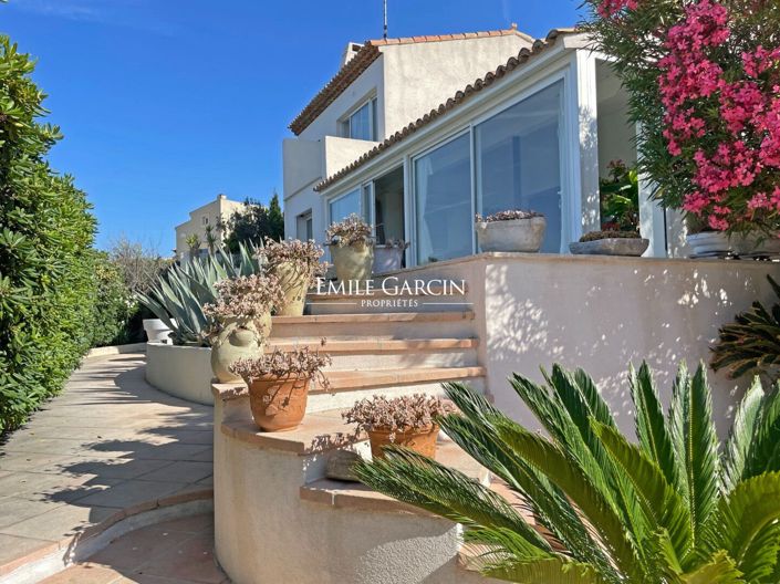 Image No.10-3 Bed Property for sale