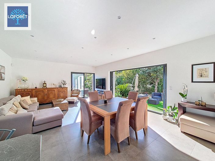 Image No.2-5 Bed House for sale