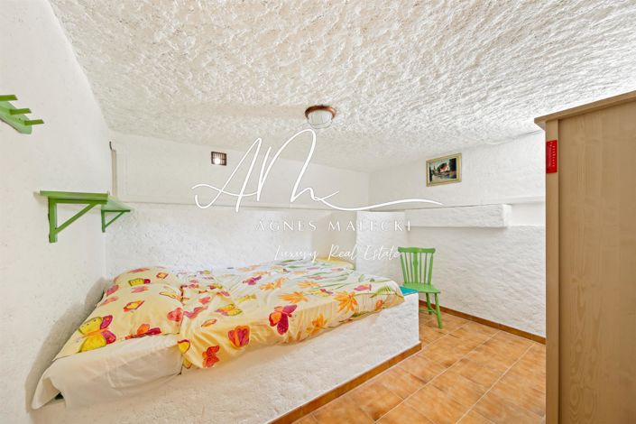 Image No.16-6 Bed House for sale