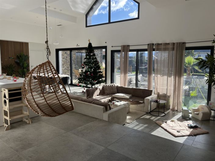 Image No.4-4 Bed Property for sale