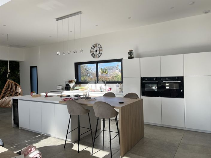 Image No.5-4 Bed Property for sale