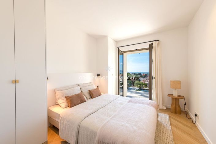 Image No.14-6 Bed House for sale