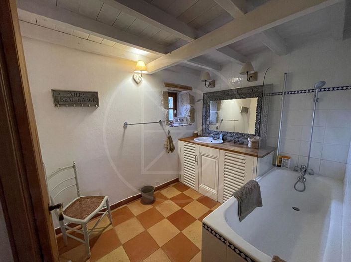 Image No.8-9 Bed House for sale