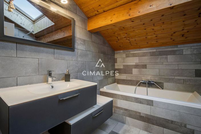 Image No.10-7 Bed Property for sale