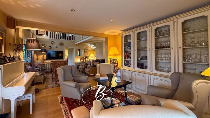 Image No.8-5 Bed House for sale