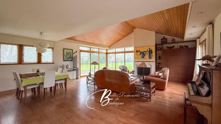 Image No.8-5 Bed House for sale