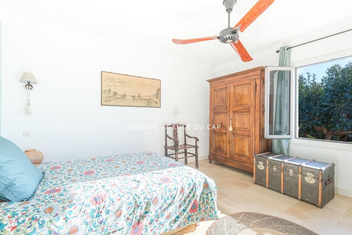 Image No.8-5 Bed House for sale