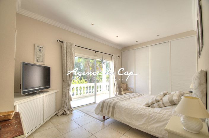 Image No.10-4 Bed Property for sale