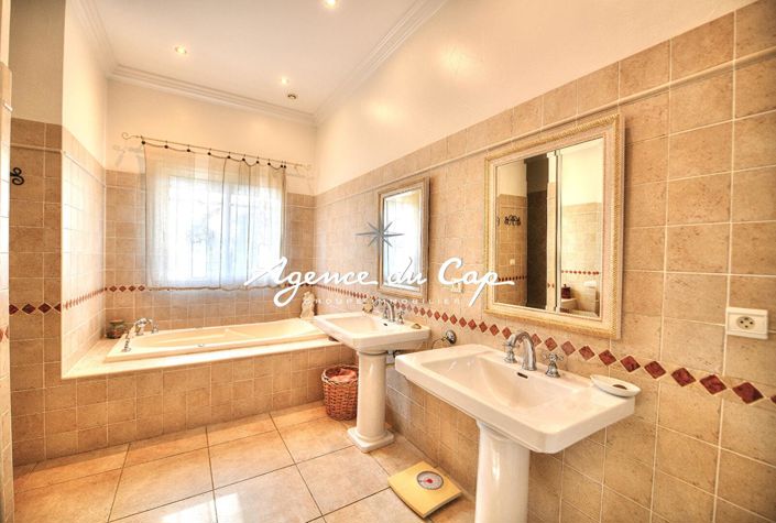 Image No.11-4 Bed Property for sale