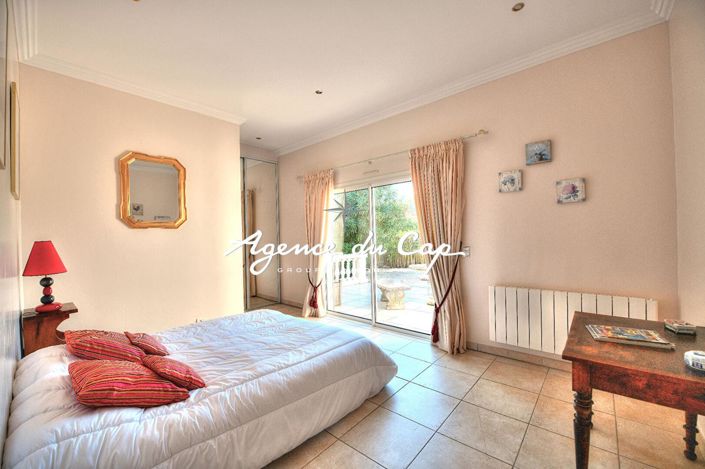 Image No.12-4 Bed Property for sale