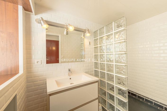 Image No.18-8 Bed House for sale