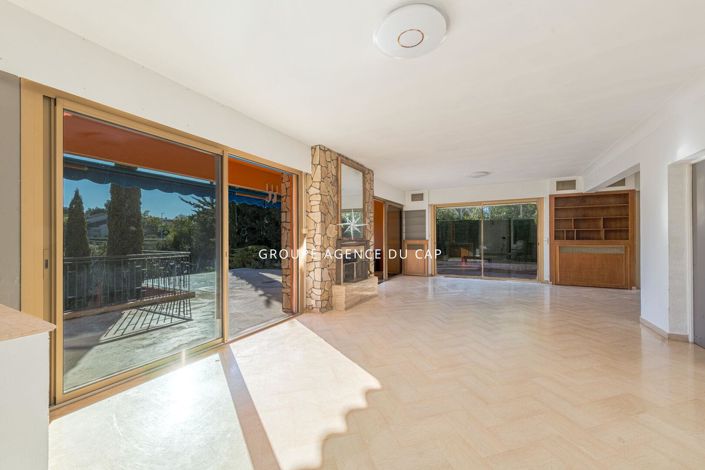 Image No.2-8 Bed House for sale