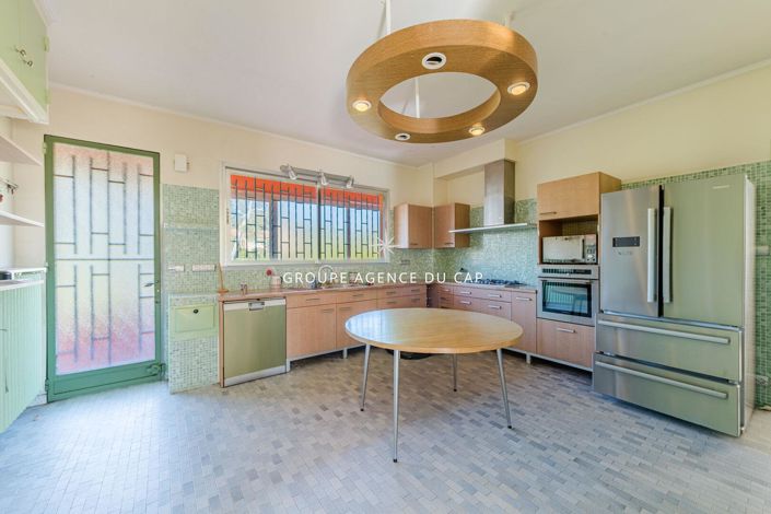 Image No.3-8 Bed House for sale