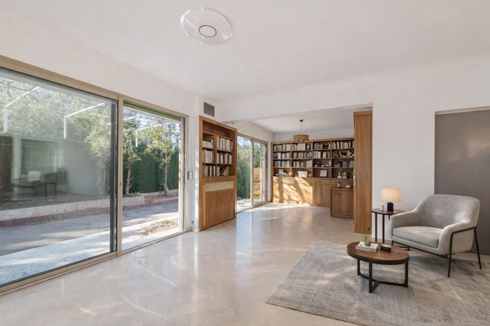 Image No.6-8 Bed House for sale