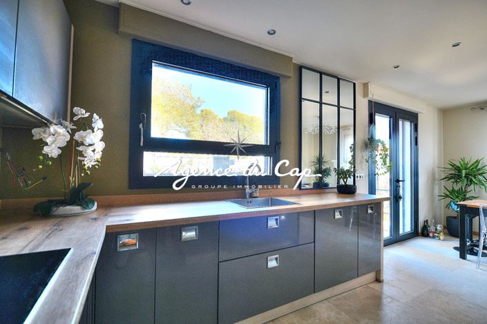 Image No.6-4 Bed House for sale