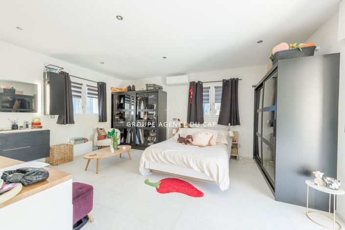 Image No.17-4 Bed House for sale